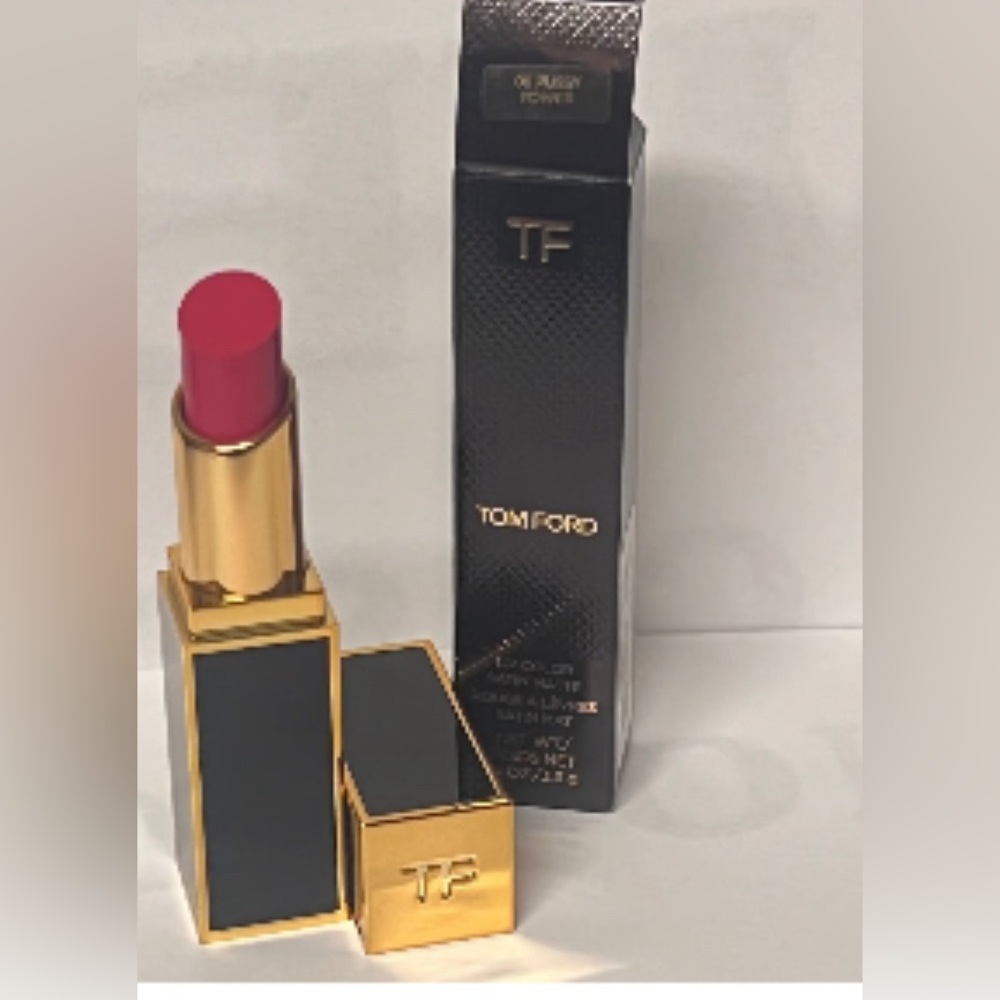 TOM FORD LIP STICK MATTE-Pu**y Power
A full-coverage, velvet-matte lipstick.